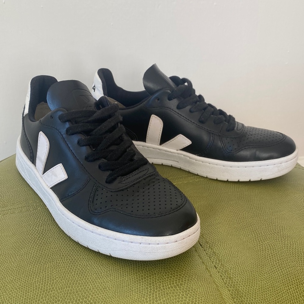 Black leather Veja V-10 sneakers 👟